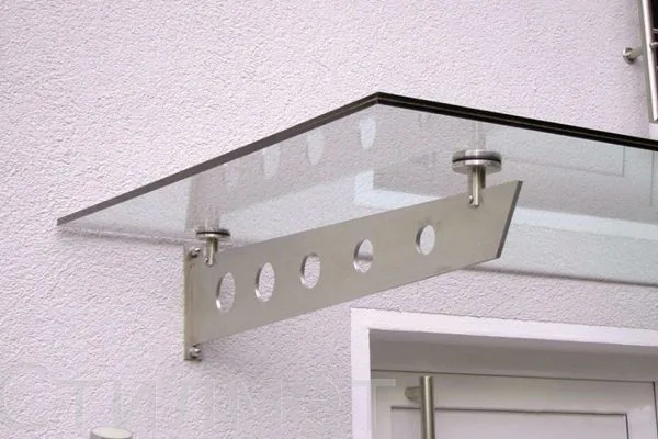 Козырьки над входом и окнами из металла и поликарбоната — установка под ключ в Минске