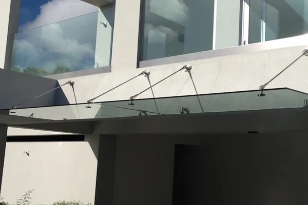 Козырьки над входом и окнами из металла и поликарбоната — установка под ключ в Минске