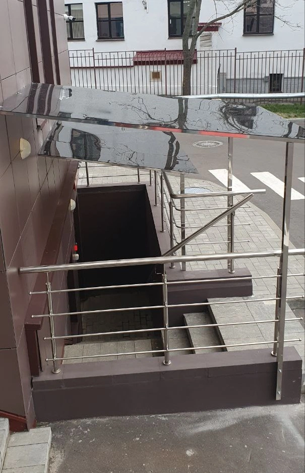 Козырьки над входом и окнами из металла и поликарбоната — установка под ключ в Минске