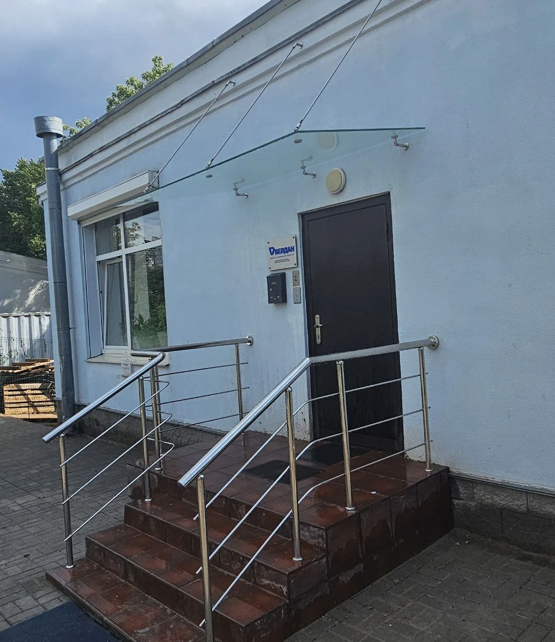 Козырьки над входом и окнами из металла и поликарбоната — установка под ключ в Минске