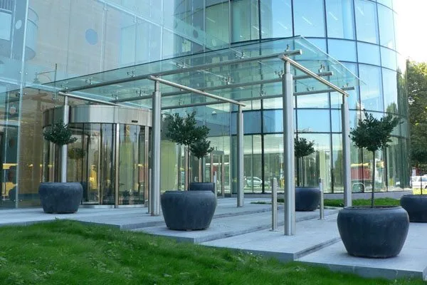 Козырьки над входом и окнами из металла и поликарбоната — установка под ключ в Минске