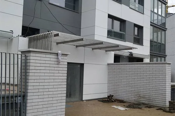 Козырьки над входом и окнами из металла и поликарбоната — установка под ключ в Минске