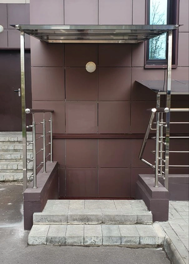 Козырьки над входом и окнами из металла и поликарбоната — установка под ключ в Минске