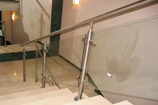 Ограждения и поручни из металла, стекла и комбинированных материалов — примеры выполненных работ в Минске и области от ООО ТриАТехнолоджи