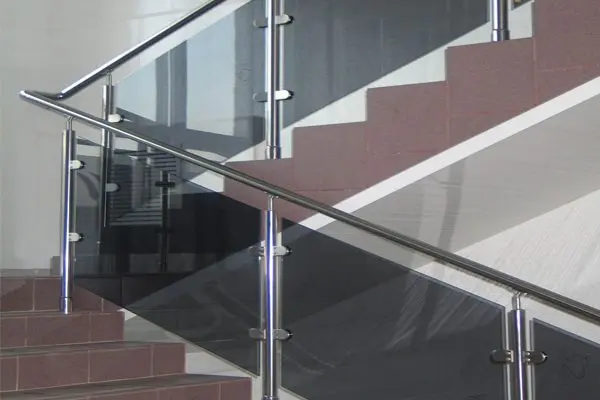 Ограждения и поручни из металла, стекла и комбинированных материалов — примеры выполненных работ в Минске и области от ООО ТриАТехнолоджи