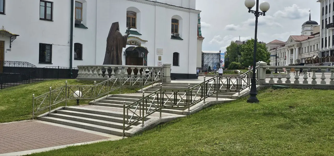 Ограждения и поручни из металла, стекла и комбинированных материалов — примеры выполненных работ в Минске и области от ООО ТриАТехнолоджи