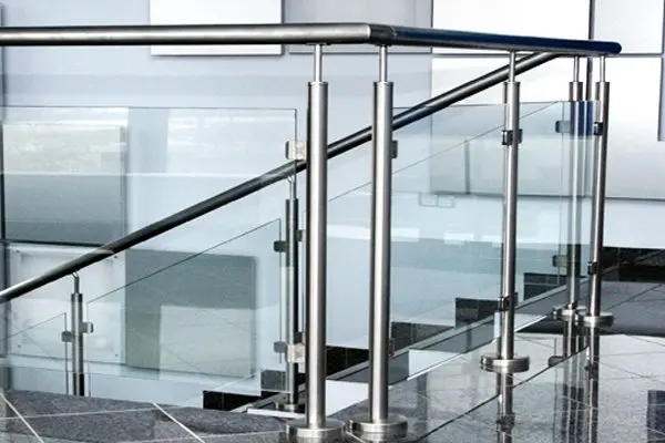 Ограждения и поручни из металла, стекла и комбинированных материалов — примеры выполненных работ в Минске и области от ООО ТриАТехнолоджи