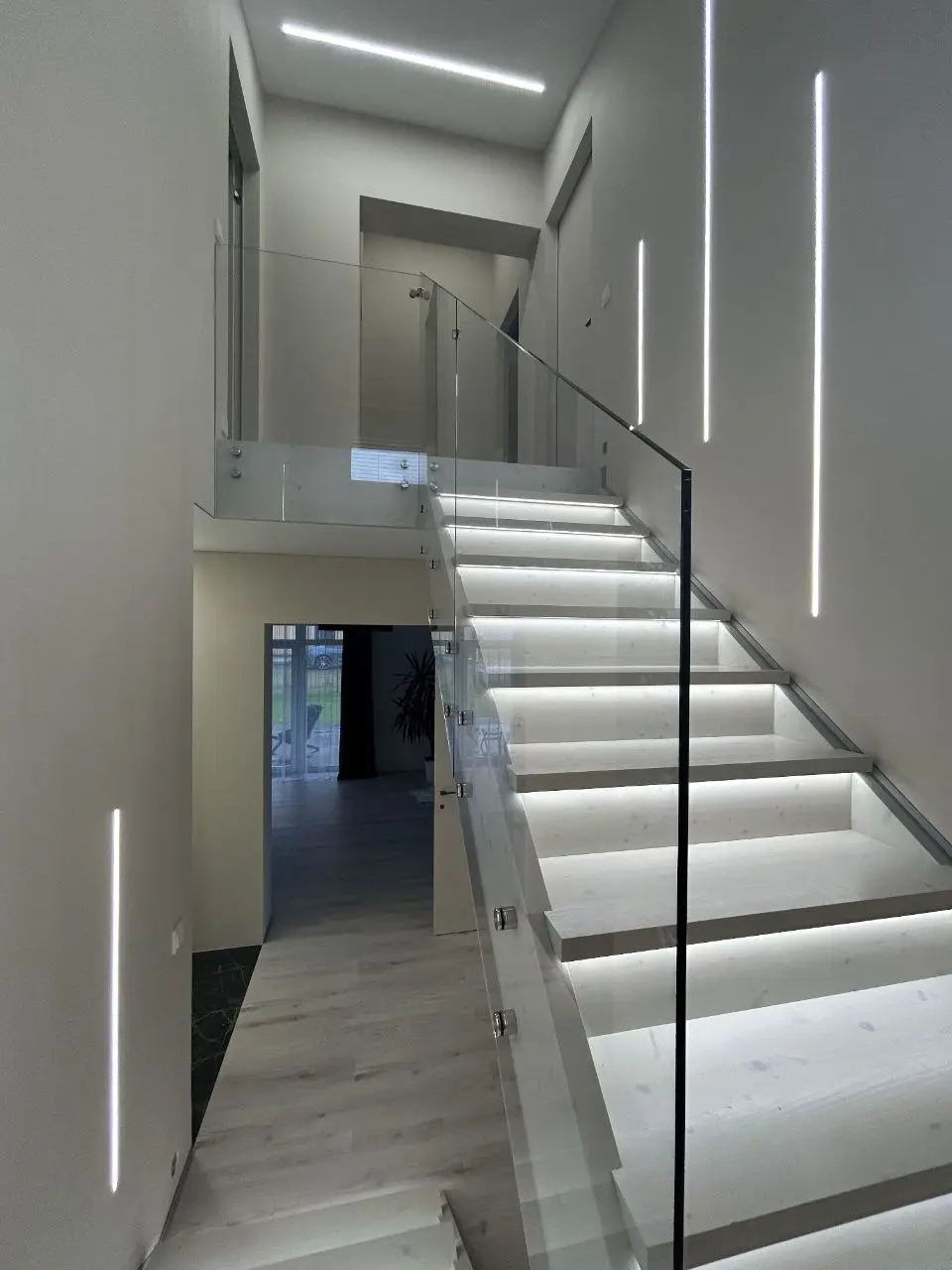 Ограждения и поручни из металла, стекла и комбинированных материалов — примеры выполненных работ в Минске и области от ООО ТриАТехнолоджи