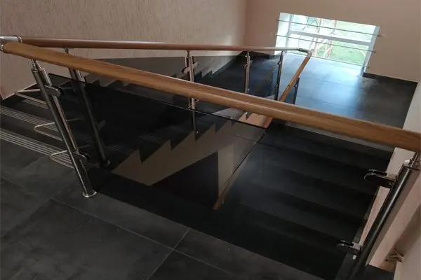 Ограждения и поручни из металла, стекла и комбинированных материалов — примеры выполненных работ в Минске и области от ООО ТриАТехнолоджи