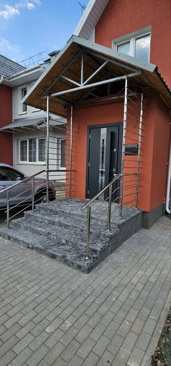 Ограждения и поручни из металла, стекла и комбинированных материалов — примеры выполненных работ в Минске и области от ООО ТриАТехнолоджи