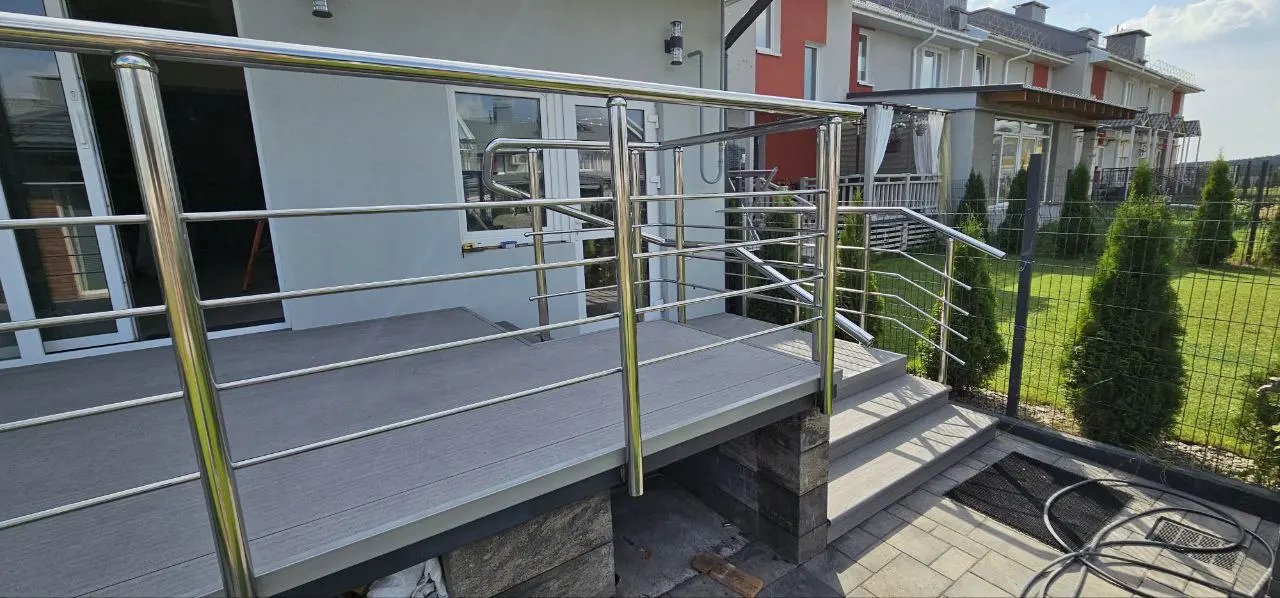 Ограждения и поручни из металла, стекла и комбинированных материалов — примеры выполненных работ в Минске и области от ООО ТриАТехнолоджи