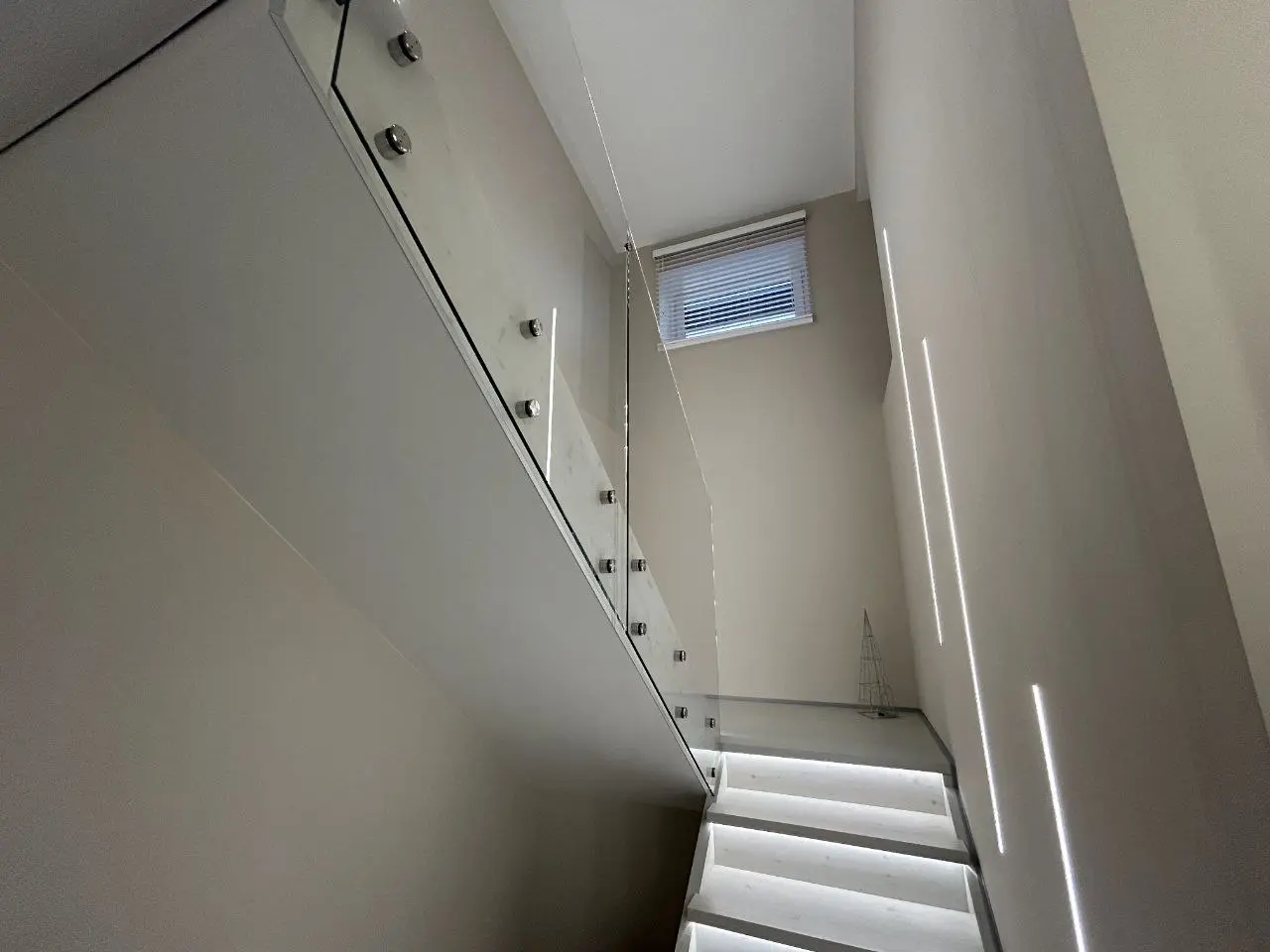 Ограждения и поручни из металла, стекла и комбинированных материалов — примеры выполненных работ в Минске и области от ООО ТриАТехнолоджи