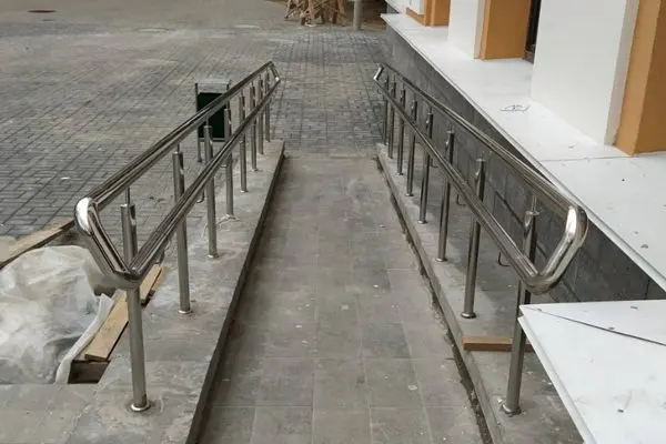 Ограждения и поручни из металла, стекла и комбинированных материалов — примеры выполненных работ в Минске и области от ООО ТриАТехнолоджи