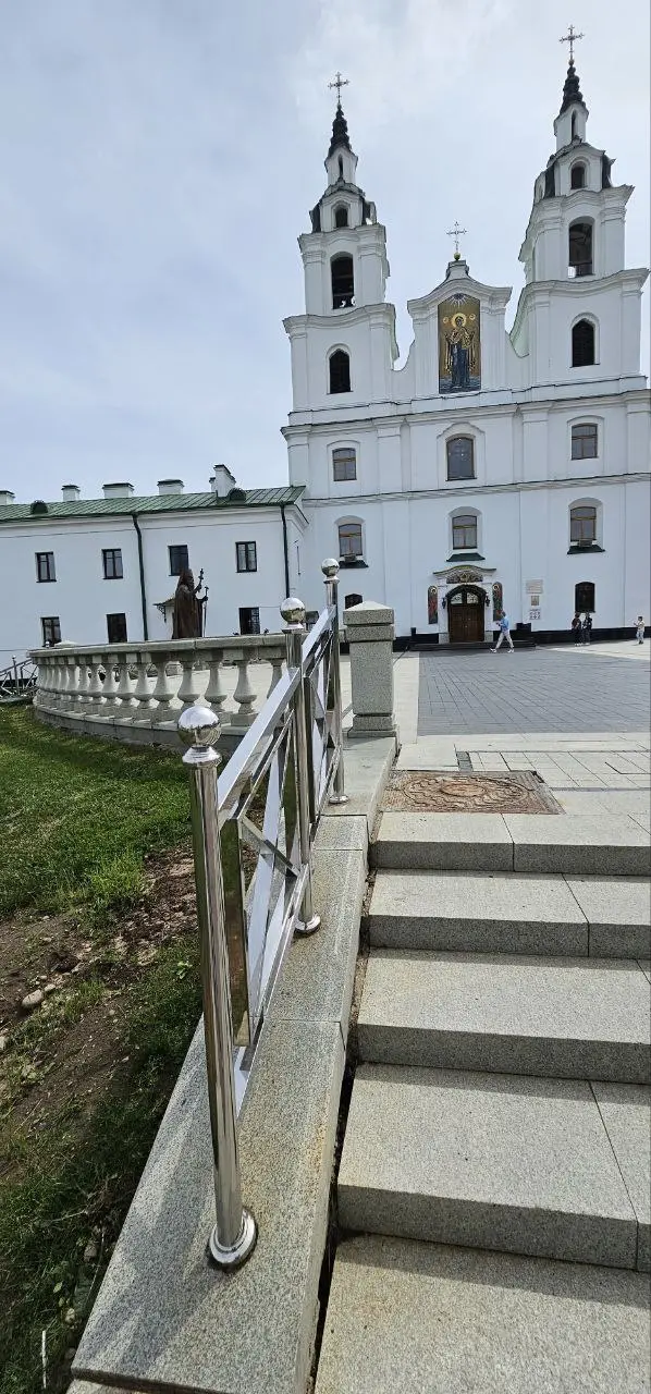 Ограждения и поручни из металла, стекла и комбинированных материалов — примеры выполненных работ в Минске и области от ООО ТриАТехнолоджи