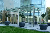 Стеклянные навесы и козырьки любой сложности — производство и монтаж